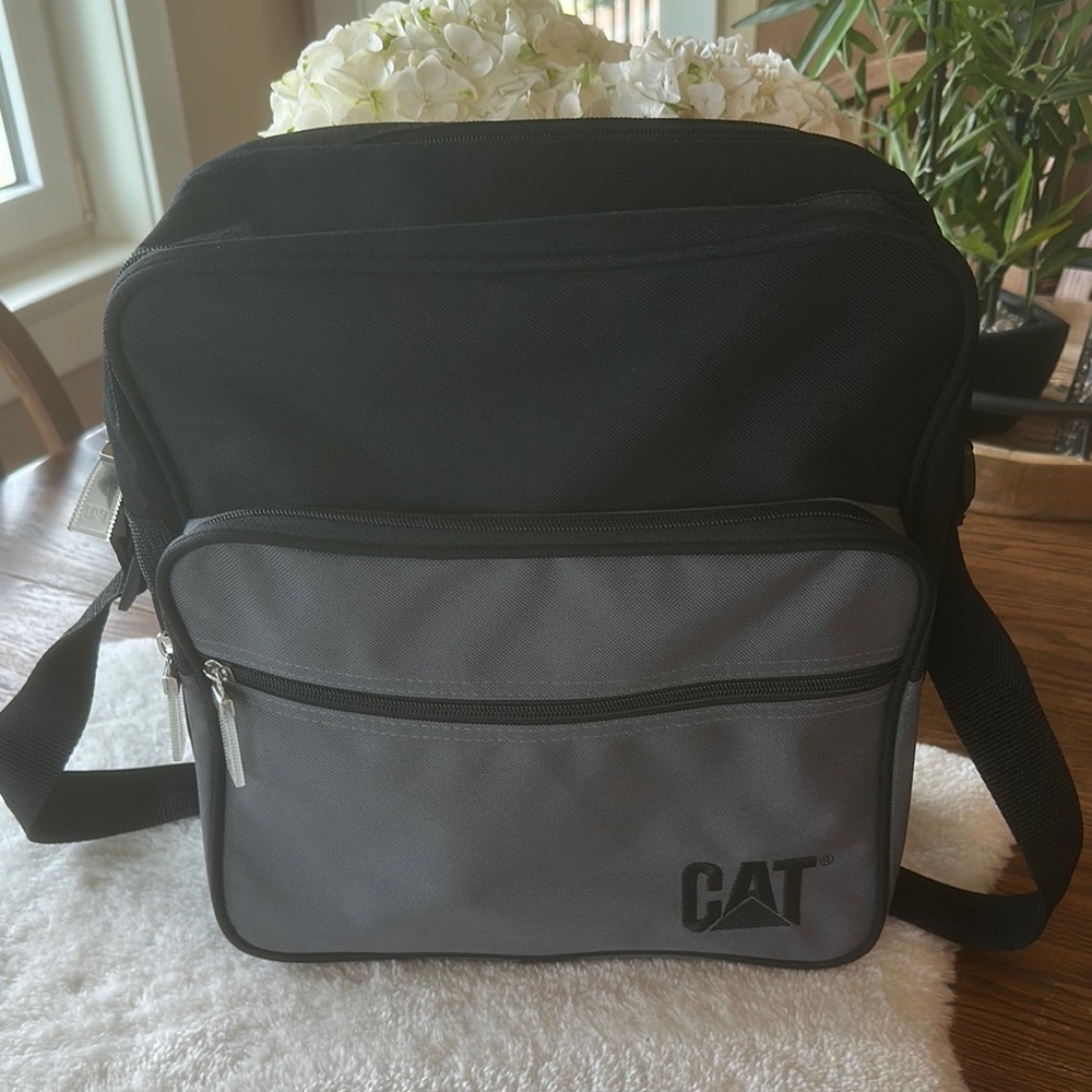 Nwot. CAT travel bag